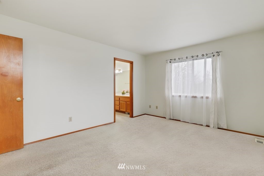 9641 South 194th Street Renton, WA 98055 - Photo 17 of 29 an empty room with windows