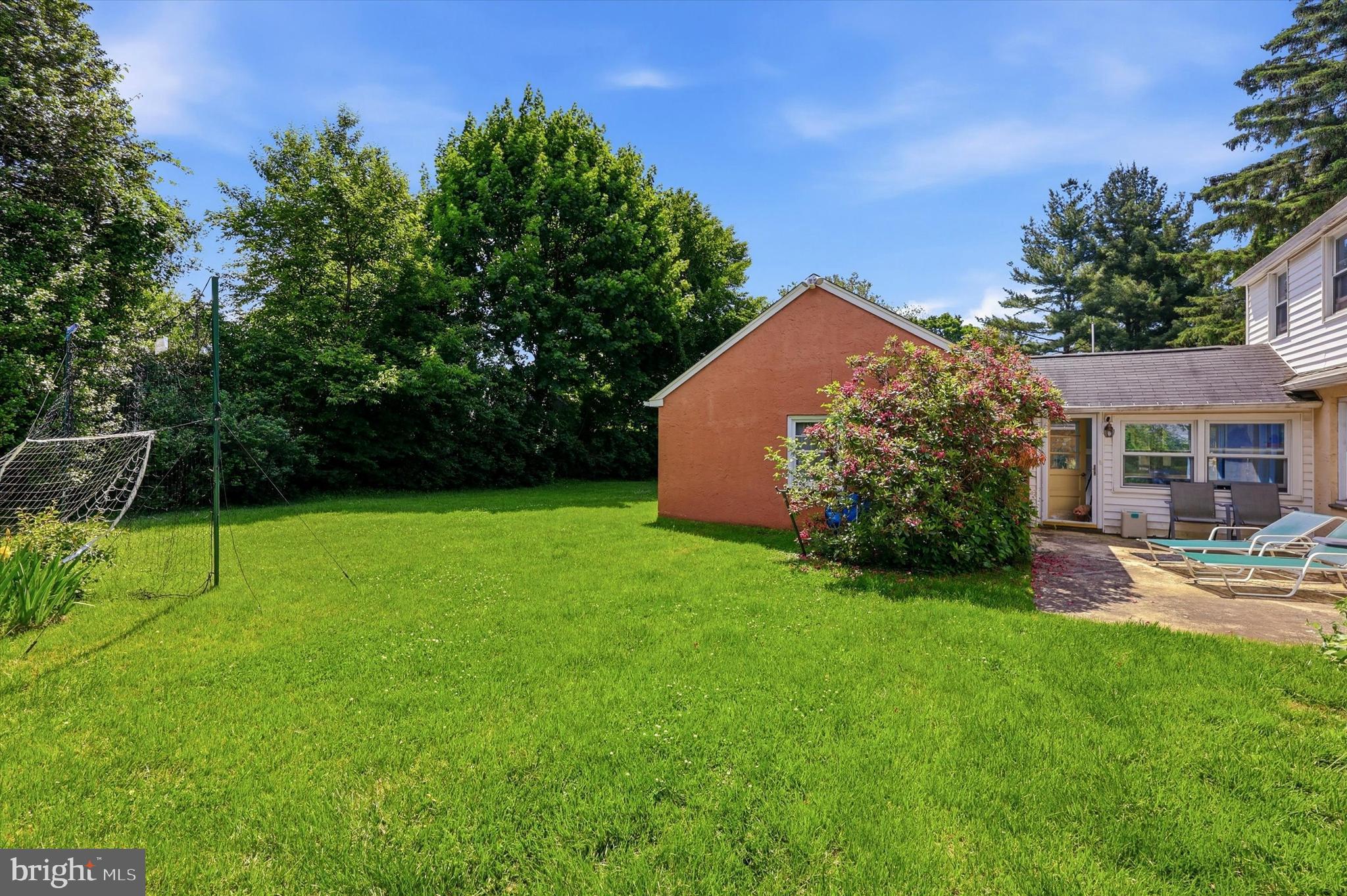 39 Haverford Road Ardmore, PA 19003 - Photo 11 of 24 a view of a backyard with plants and a large tree