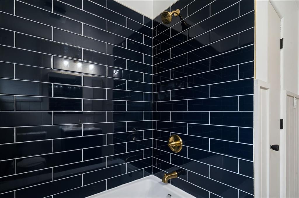 2632 River Road Vandergrift, PA 15690 - Photo 18 of 34 Gleaming NEW Full Bath on Main Floor