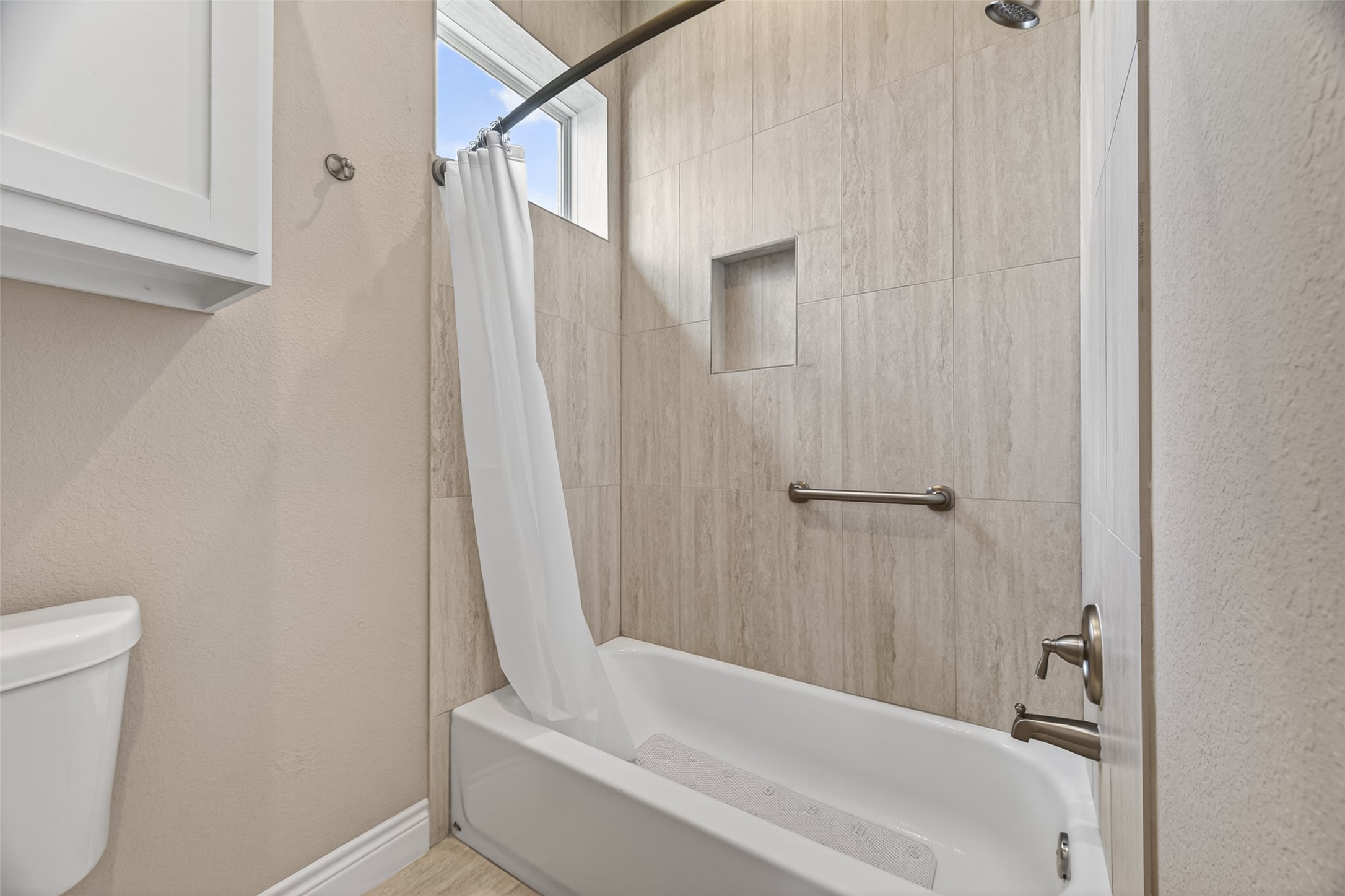 803 Lily Lane Rosharon, TX 77583 - Photo 25 of 36 Jack & Jill Bathroom tub/shower combo