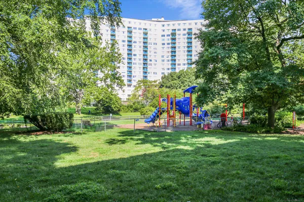 $1,900 | 10201 Grosvenor Place, Unit 817, Rockville, MD 20852
