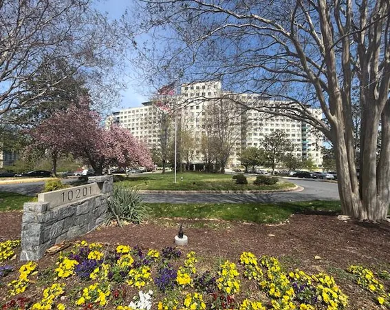 $1,900 | 10201 Grosvenor Place, Unit 817, Rockville, MD 20852