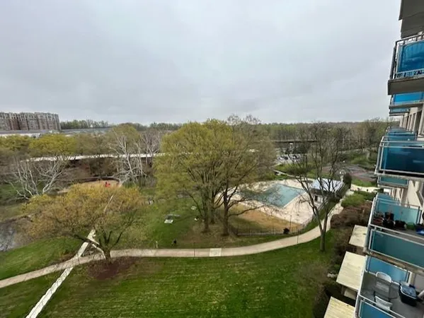 $1,900 | 10201 Grosvenor Place, Unit 817, Rockville, MD 20852
