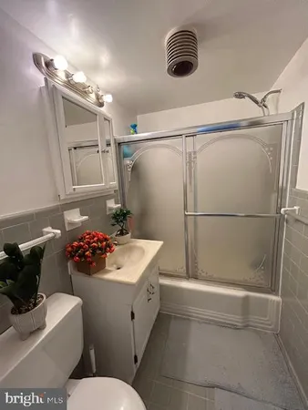 $1,900 | 10201 Grosvenor Place, Unit 817, Rockville, MD 20852