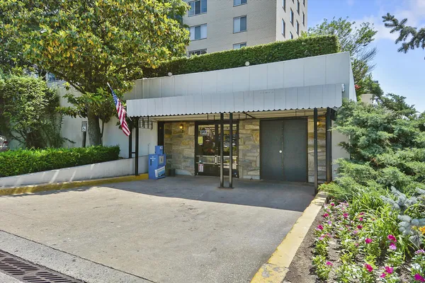$1,900 | 10201 Grosvenor Place, Unit 817, Rockville, MD 20852