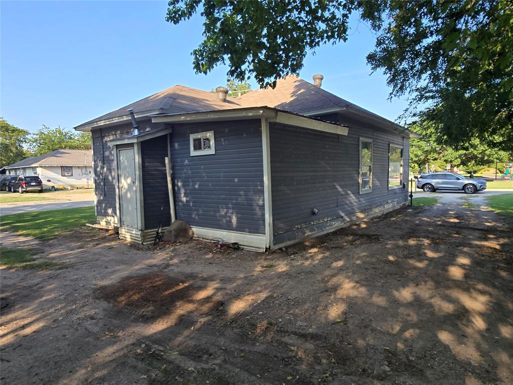 535 Hancock Street Gainesville, TX 76240 - Photo 5 of 22 a front view of a house with a yard