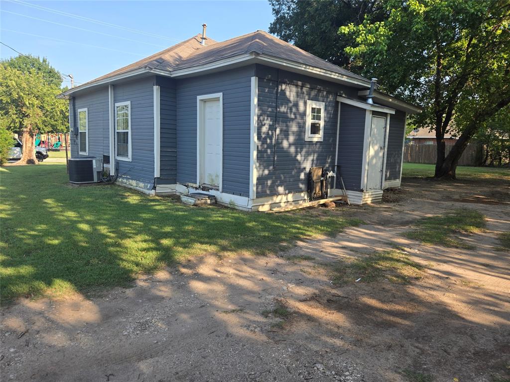 535 Hancock Street Gainesville, TX 76240 - Photo 6 of 22 a front view of a house with garden