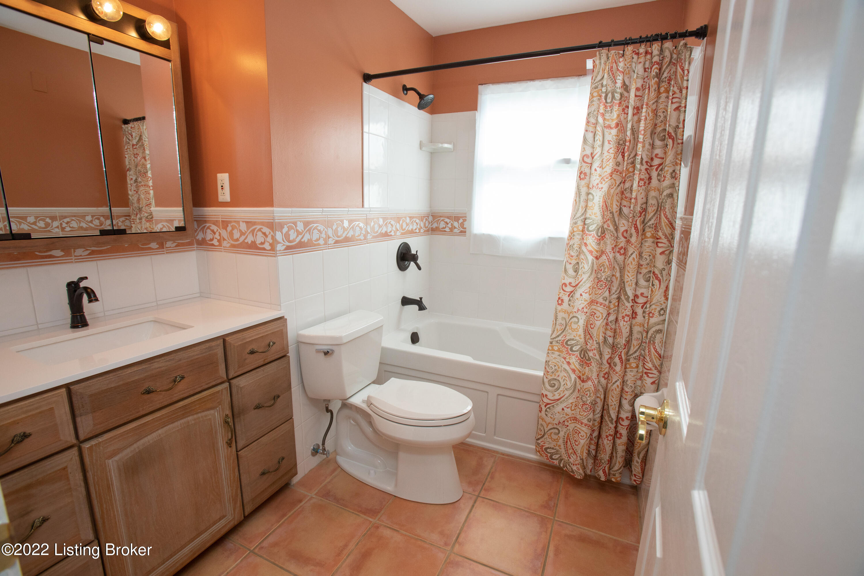8101 Kerry Road Louisville, KY 40258 - Photo 14 of 31 Full Bathroom