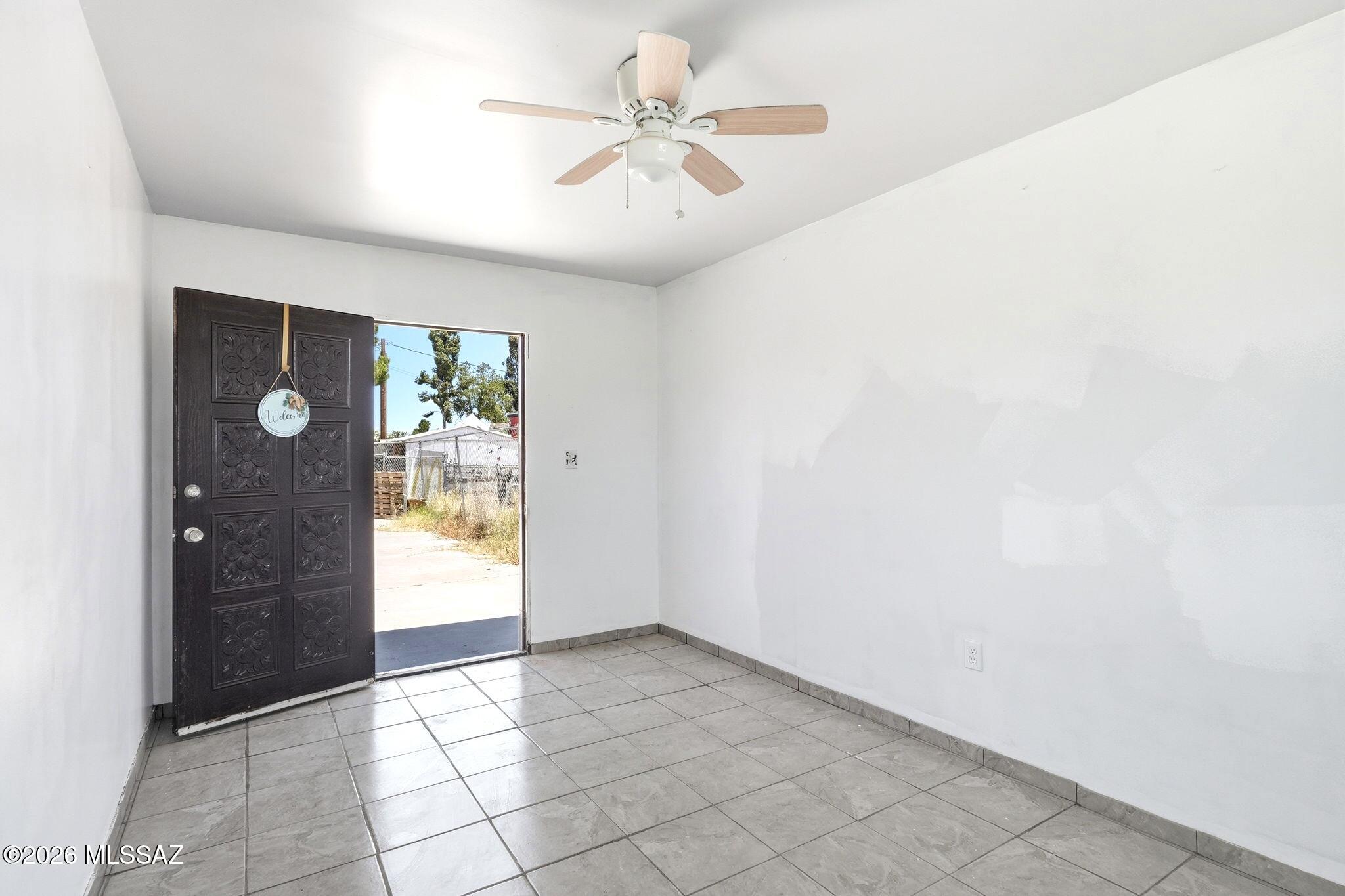 5125 South Missiondale Road Tucson, AZ 85706 - Photo 24 of 32 an empty room with windows and closet