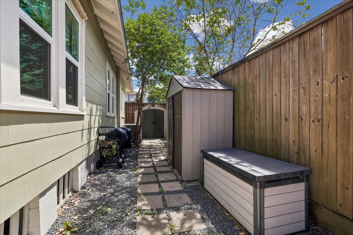 623 Pecore Street Houston, TX 77009 - Photo 14 of 19 a view of backyard with cabin