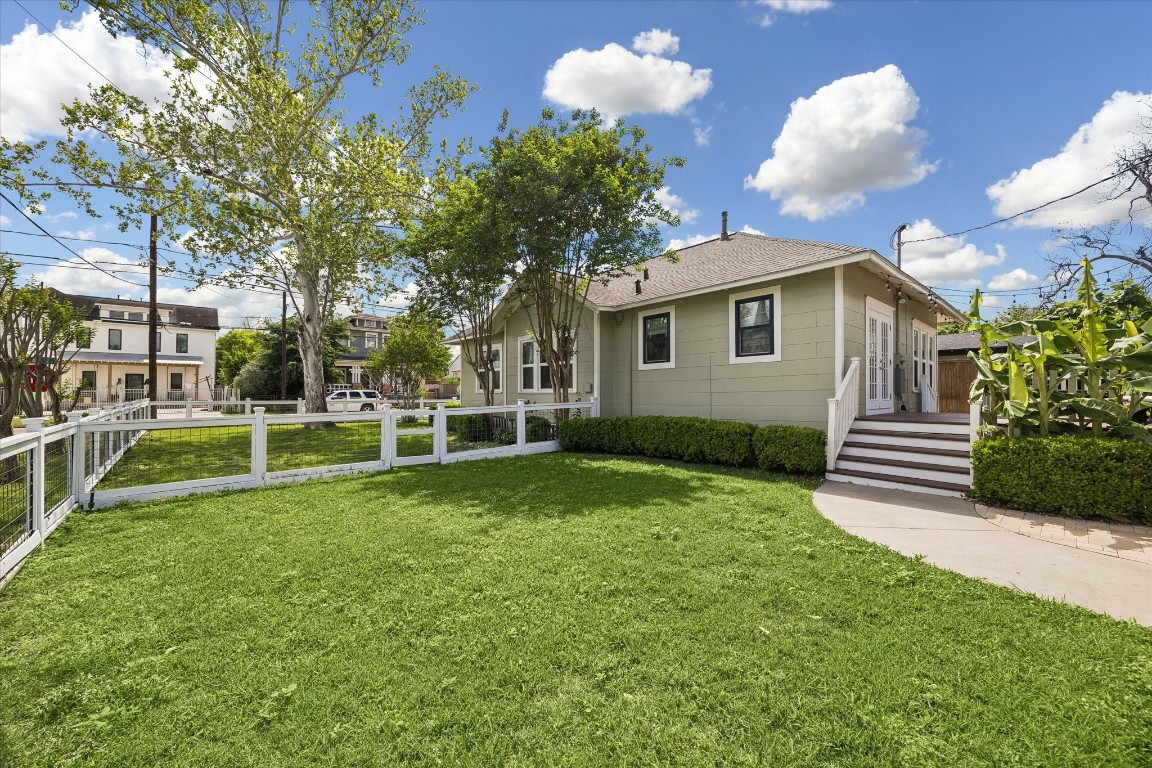 623 Pecore Street Houston, TX 77009 - Photo 16 of 19 a view of a house with backyard and sitting area