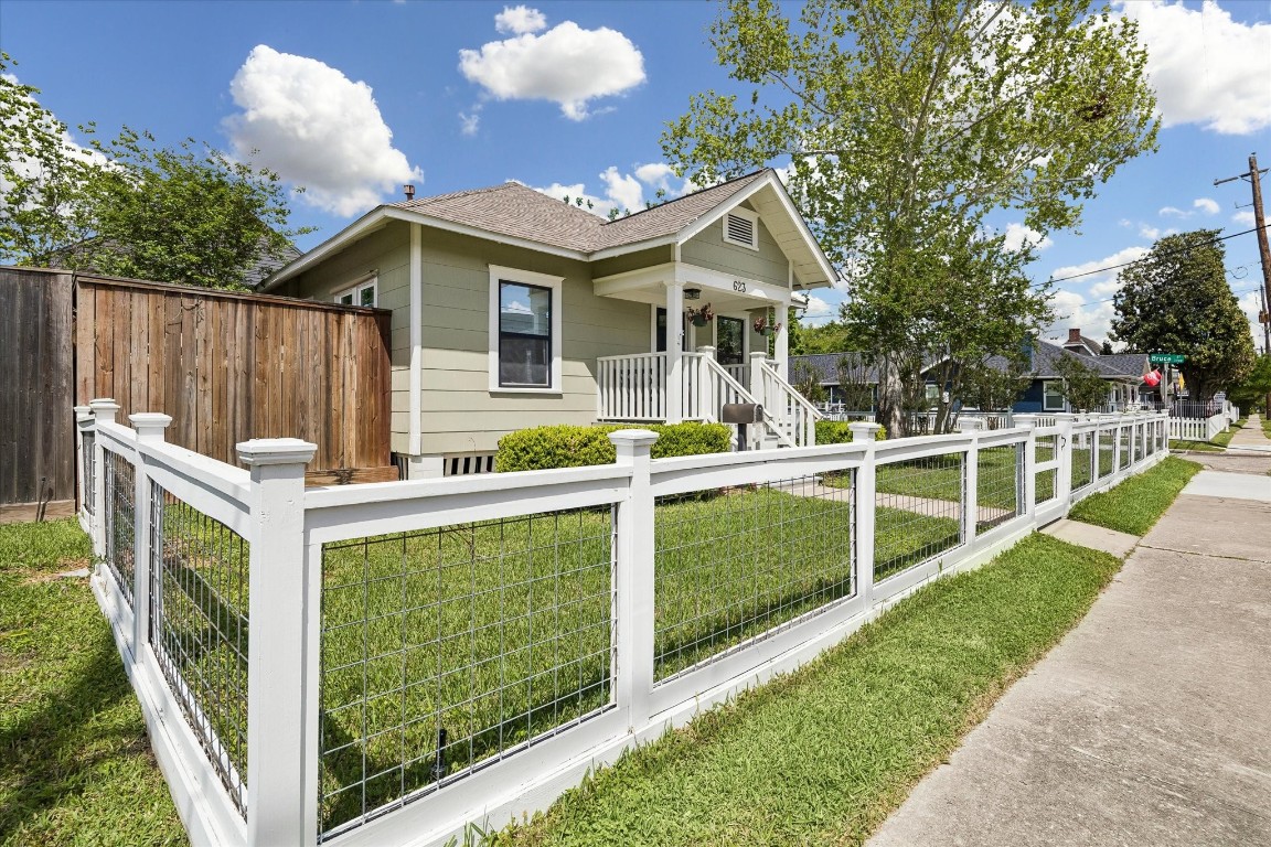 623 Pecore Street Houston, TX 77009 - Photo 18 of 19 a view of a house with backyard and sitting area