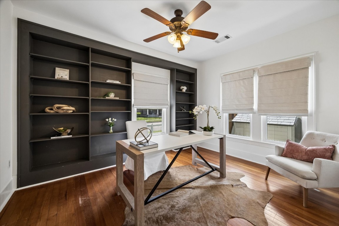 623 Pecore Street Houston, TX 77009 - Photo 2 of 19 a living room with furniture