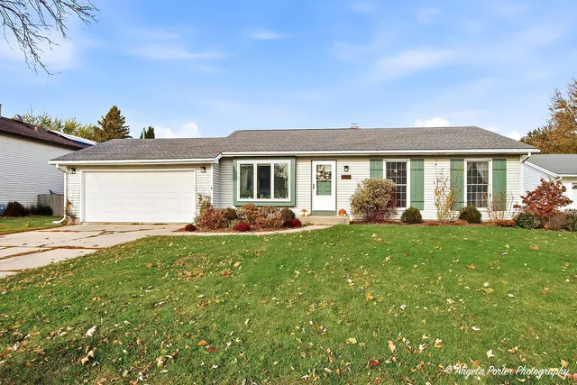 $295,000 | 5106 Greenbrier Drive, McHenry, IL 60050