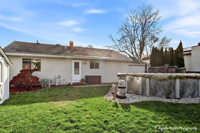 $295,000 | 5106 Greenbrier Drive, McHenry, IL 60050