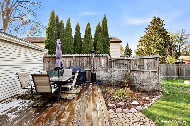 $295,000 | 5106 Greenbrier Drive, McHenry, IL 60050