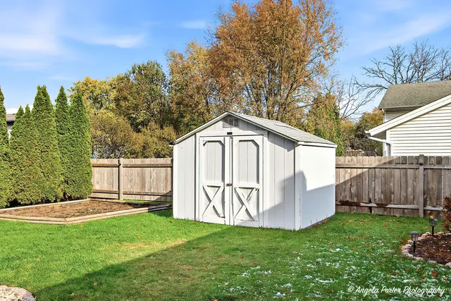 $295,000 | 5106 Greenbrier Drive, McHenry, IL 60050