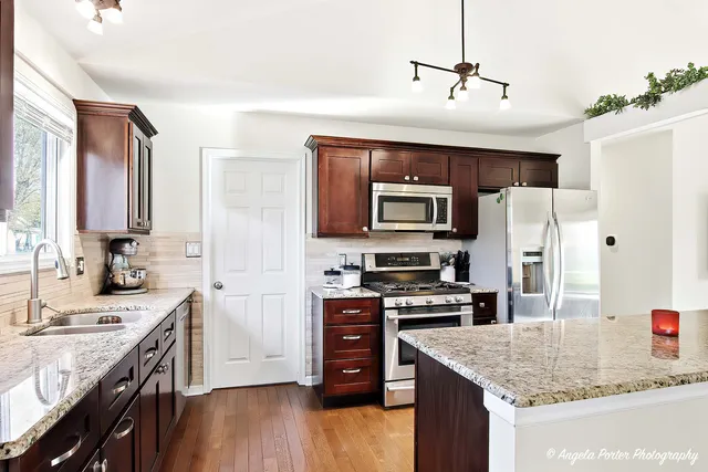 $295,000 | 5106 Greenbrier Drive, McHenry, IL 60050