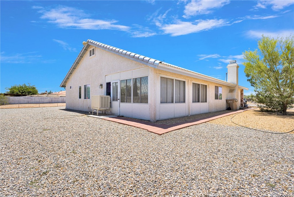 11281 4th Hesperia, CA 92345 - Photo 25 of 35 Suoer clean side yard out of enclosed patio