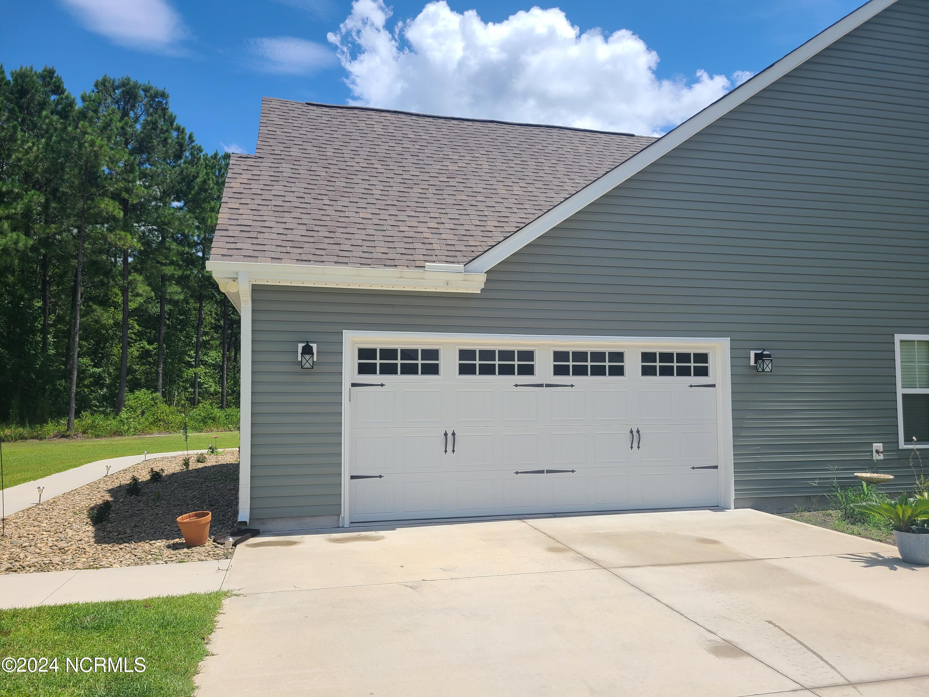113 Nautical Wave Road Hubert, NC 28539 - Photo 3 of 5 Side Entry Garage