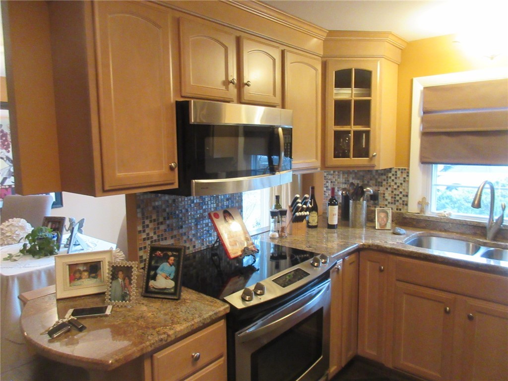 19 Everett Road Cranston, RI 02920 - Photo 9 of 31 Granite Kitchen