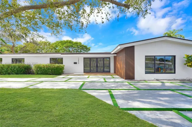 a view of house with backyard and tree