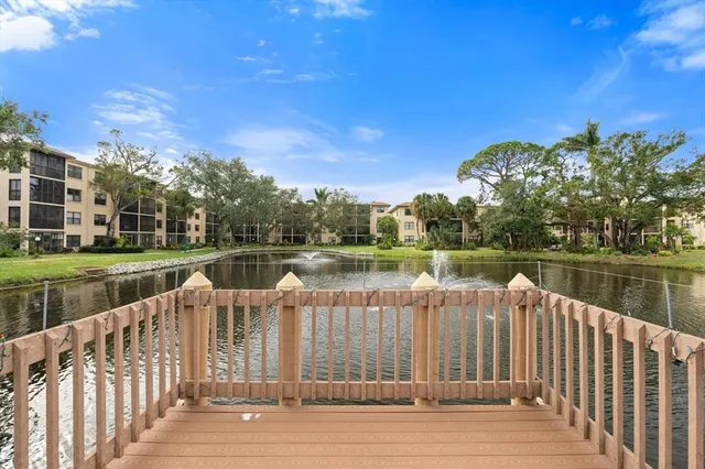 $185,000 | 305 30th Avenue West, Unit A208, Bradenton, FL 34205