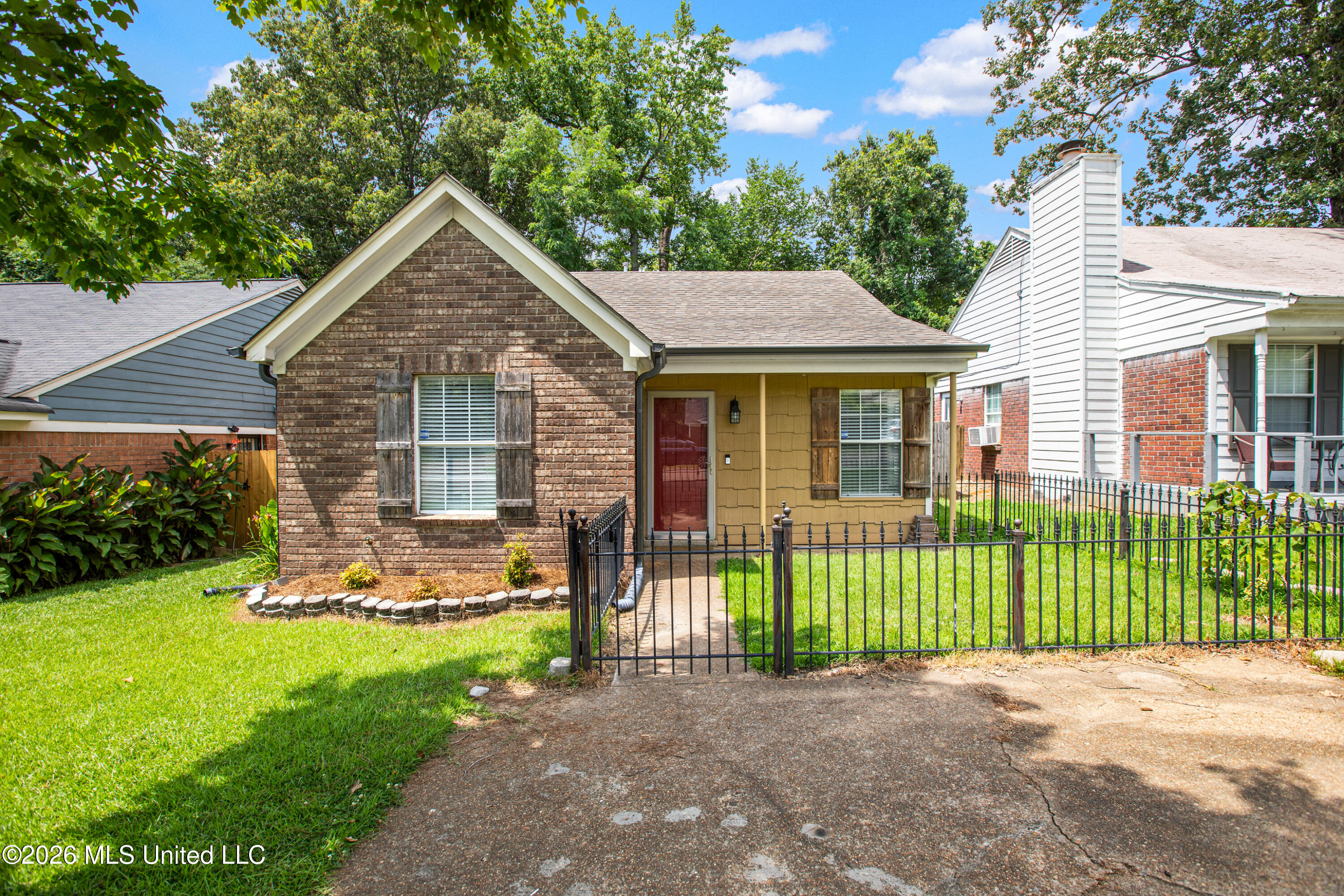 9472 Village Pointe Olive Branch, MS 38654 - Photo 2 of 25 02
