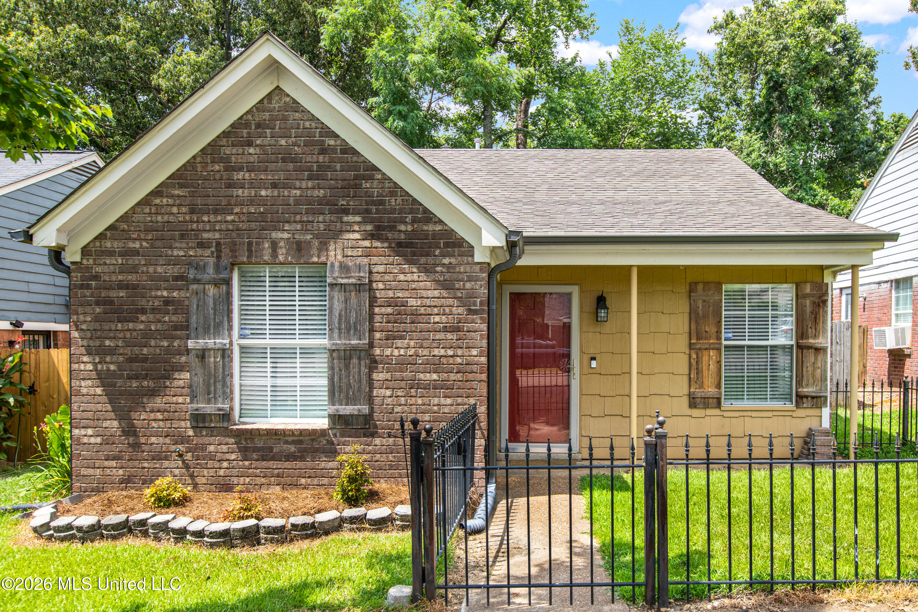 9472 Village Pointe Olive Branch, MS 38654 - Photo 3 of 25 03