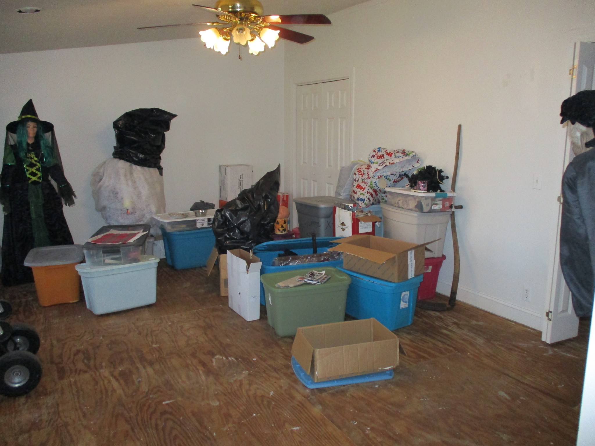 908 Bear Cub Run Centerville, TN 37033 - Photo 8 of 17 a room with a couch and a chandelier