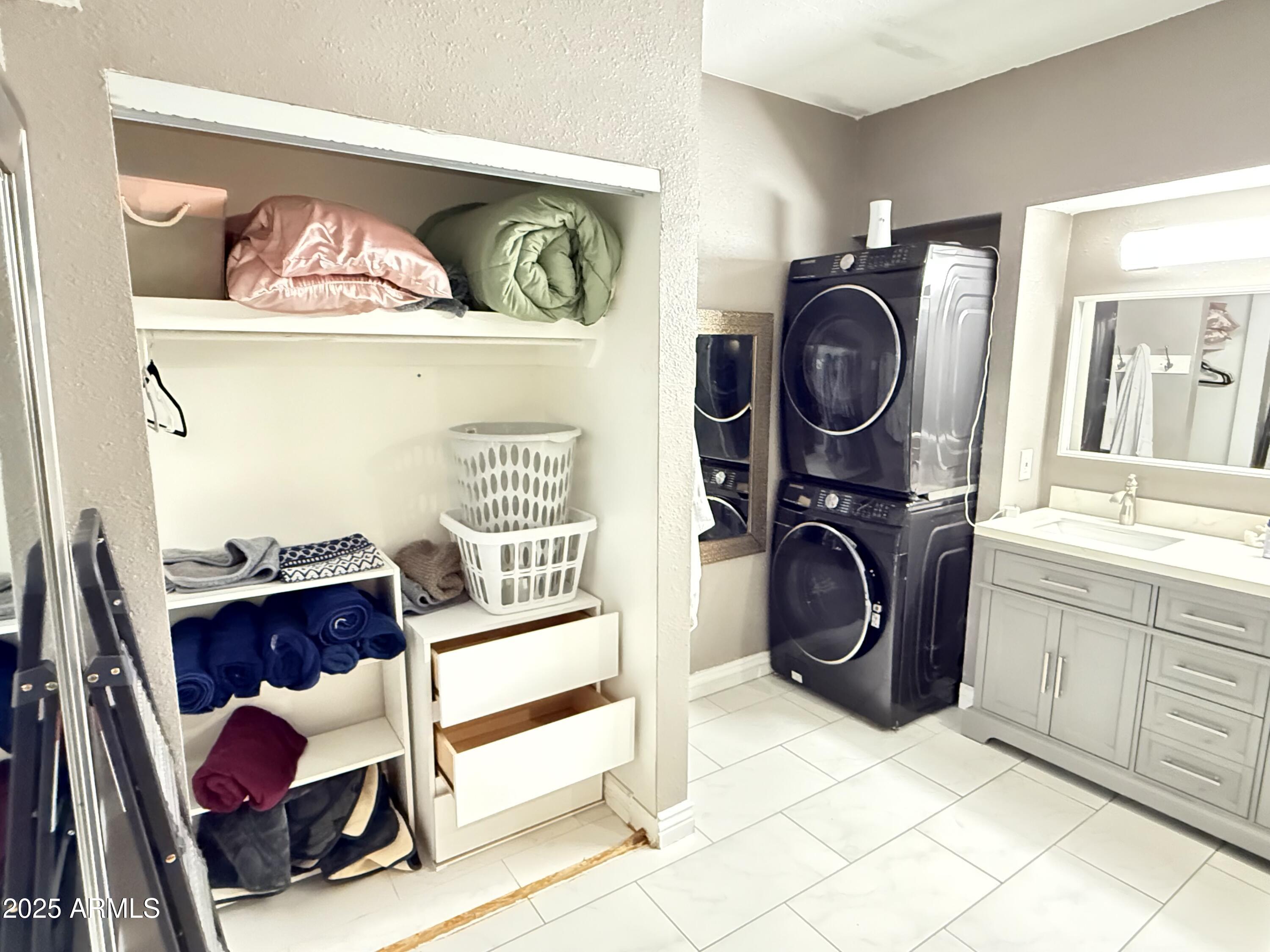 357 East Thomas Road, Unit A105 Phoenix, AZ 85012 - Photo 29 of 51 a utility room with dryer and washer