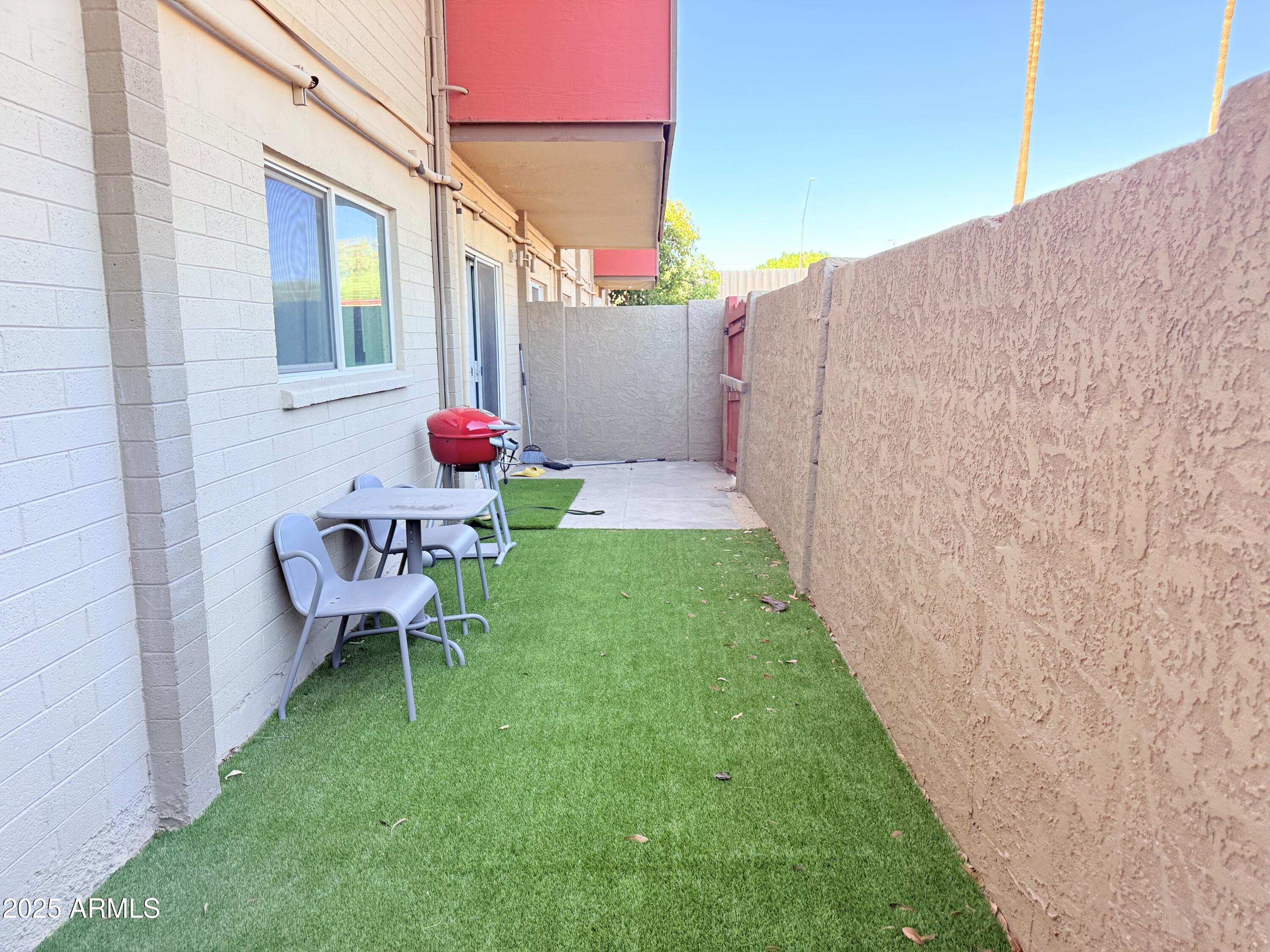 357 East Thomas Road, Unit A105 Phoenix, AZ 85012 - Photo 32 of 51 a backyard of a house with table and chairs