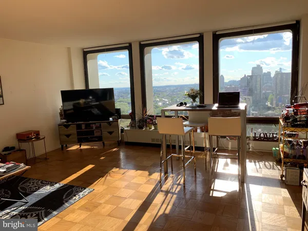 $2,150 | 220 Locust Street, Unit 21HS, Philadelphia, PA 19106