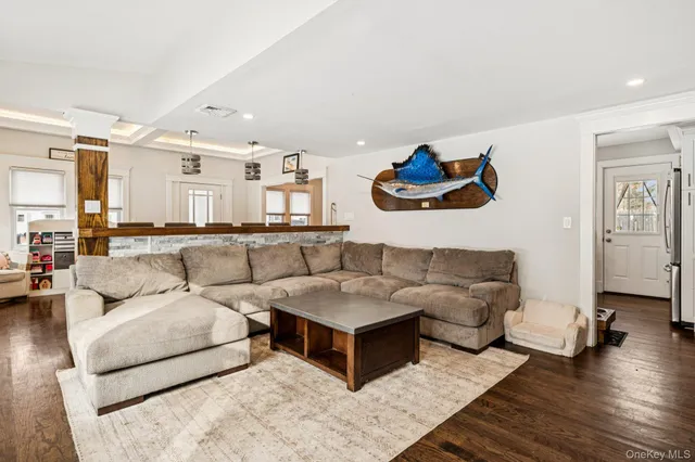 $689,000 | 2 Oak Street, Smithtown, NY 11787