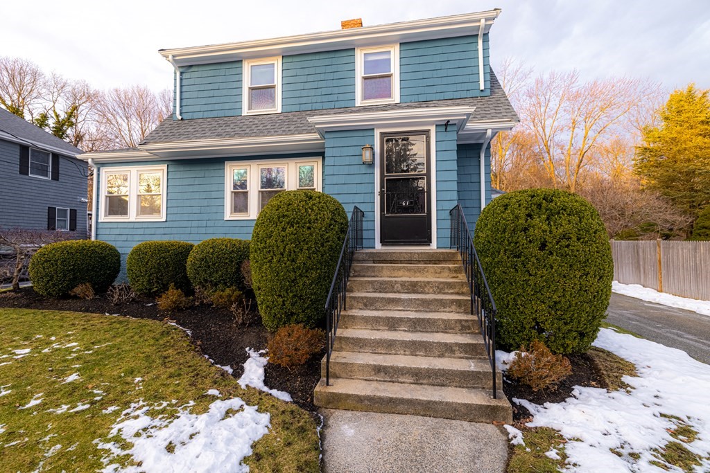 a view of a house with a yard