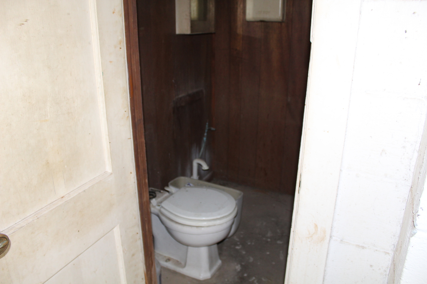 804 East Walnut Street Watseka, IL 60970 - Photo 14 of 23 a bathroom with a toilet and a shower
