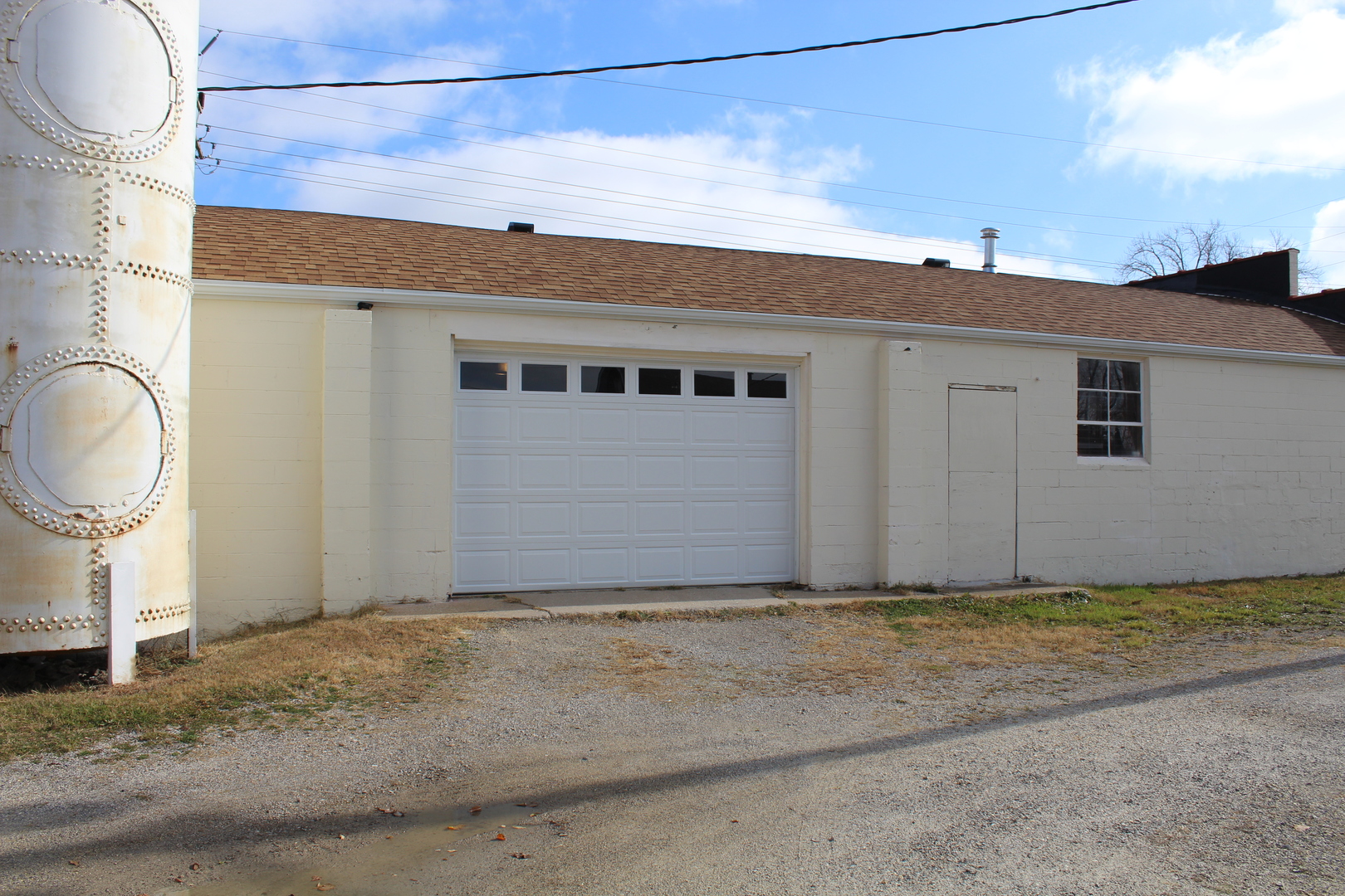 804 East Walnut Street Watseka, IL 60970 - Photo 3 of 23 a view of a house with yard