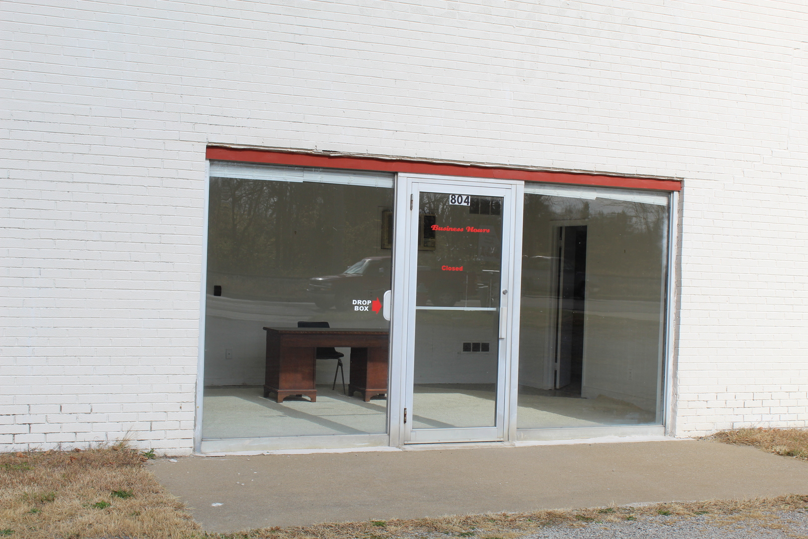 804 East Walnut Street Watseka, IL 60970 - Photo 6 of 23 a view of entryway