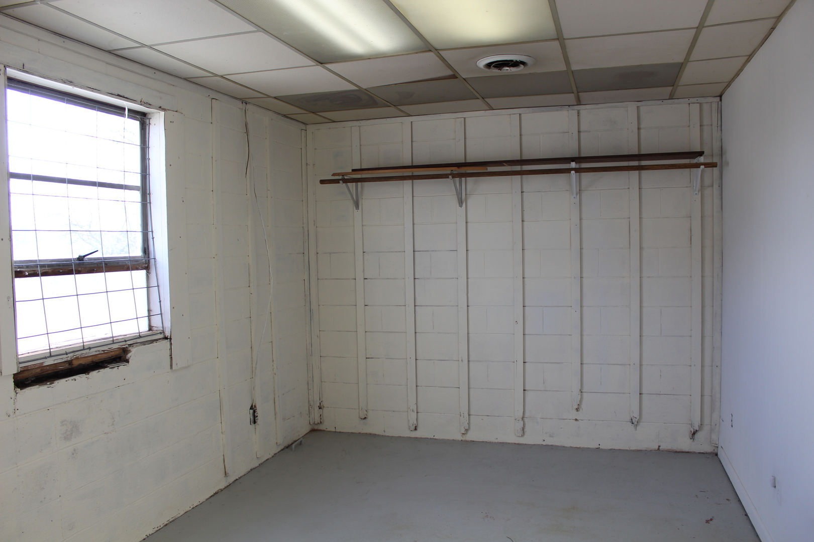 804 East Walnut Street Watseka, IL 60970 - Photo 9 of 23 a view of a garage