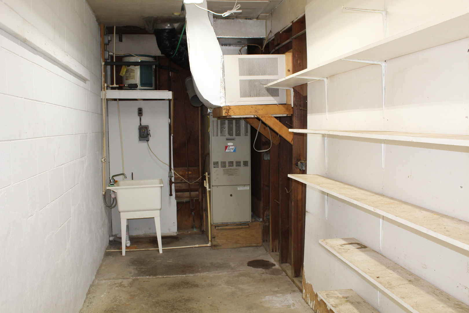 804 East Walnut Street Watseka, IL 60970 - Photo 10 of 23 a view of walk in closet