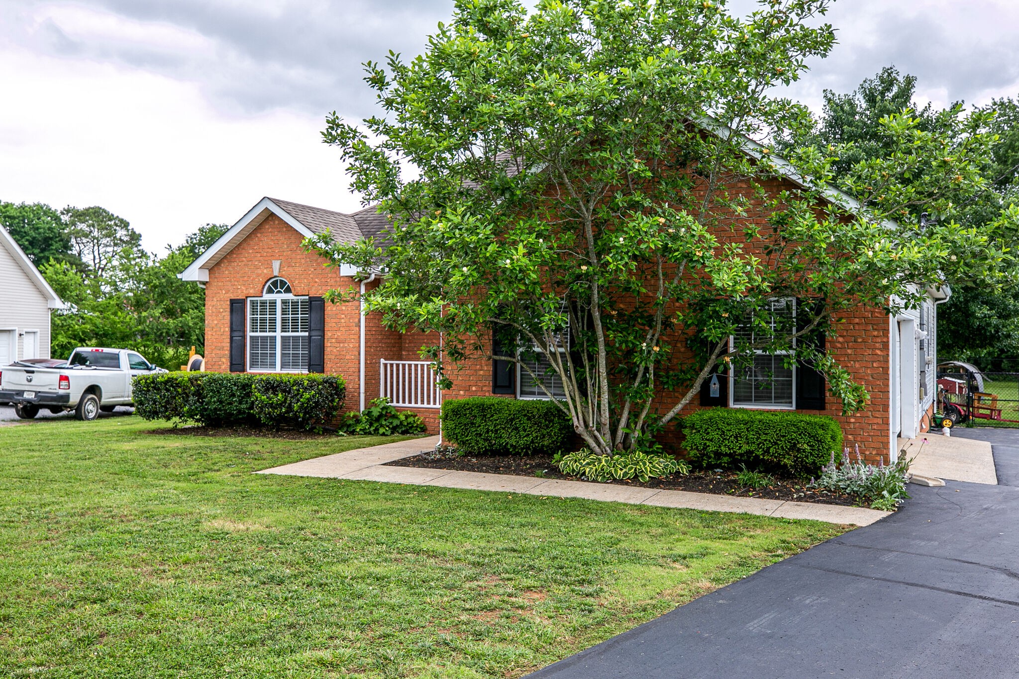 207 Towbridge Drive Murfreesboro, TN 37129 - Photo 5 of 31 a front view of a house with garden