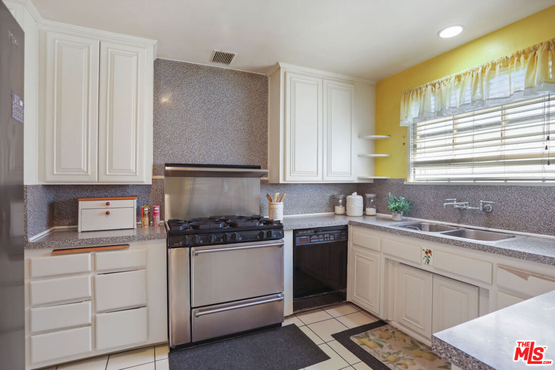 5611 Springhill Place Los Angeles, CA 90043 - Photo 8 of 37
