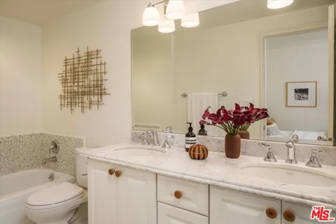 $949,000 | 1133 North Clark Street, Unit 203, West Hollywood, CA 90069