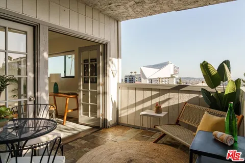 $949,000 | 1133 North Clark Street, Unit 203, West Hollywood, CA 90069