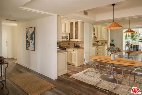 $949,000 | 1133 North Clark Street, Unit 203, West Hollywood, CA 90069