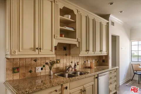 $949,000 | 1133 North Clark Street, Unit 203, West Hollywood, CA 90069