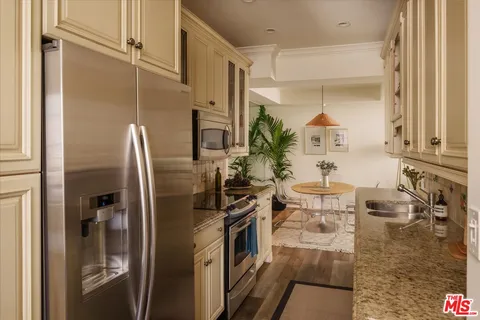 $949,000 | 1133 North Clark Street, Unit 203, West Hollywood, CA 90069