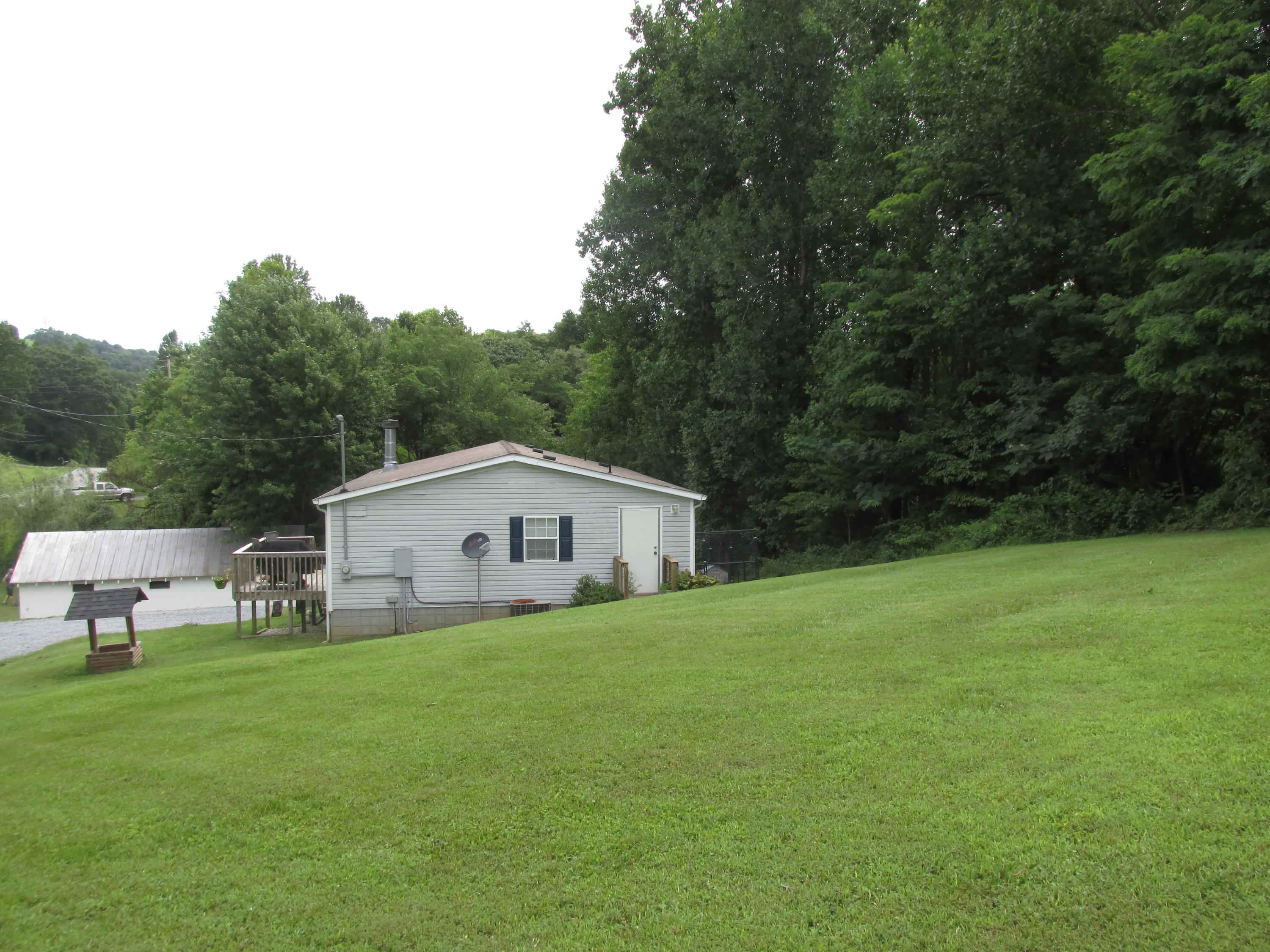 6640 Jordantown Road Vinton, VA 24179 - Photo 4 of 26 IMG_3623