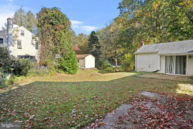 a view of a house with backyard and tree