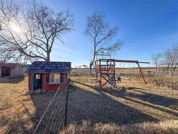 a view of a house with backyard and trees